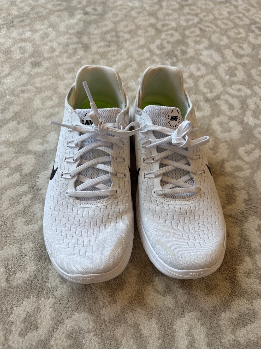 Nike women’s free rn White Running Sneakers with Black Swoosh like new